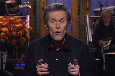 Willem Dafoe Pokes Fun at His ‘Expressive Face’ in ‘Saturday Night Live’ Monologue – Watch!