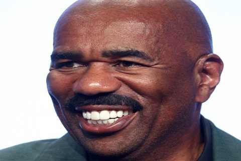 Steve Harvey discusses the situation between DL Hughley and Mo’Nique after being roped up